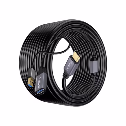 Extensión USB-C a USB3 15MT Activa 5GBPS NETCOM PE-EX0315: Lleva tu Conexión USB-C a 15 Metros sin Perder Velocidad, Cable extensor USB-C activo de 15 metros Netcom PE-EX0315, mostrando el conector de entrada USB-C y el extremo hembra USB-A con su conector de alimentación auxiliar, un producto de HD Multimedia PERU SAC.
