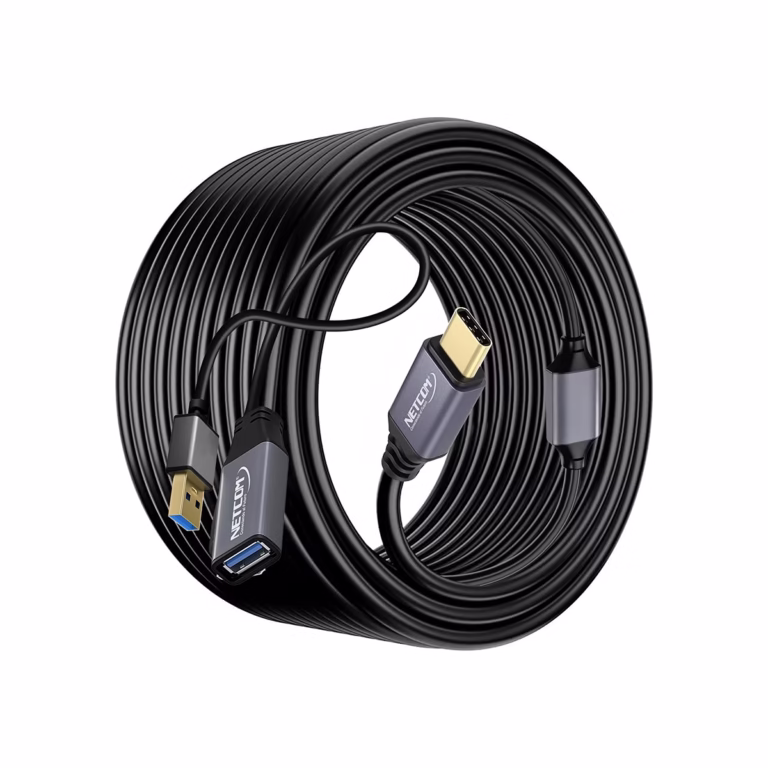 Extensión USB-C a USB3 15MT Activa 5GBPS NETCOM PE-EX0315: Lleva tu Conexión USB-C a 15 Metros sin Perder Velocidad, Cable extensor USB-C activo de 15 metros Netcom PE-EX0315, mostrando el conector de entrada USB-C y el extremo hembra USB-A con su conector de alimentación auxiliar, un producto de HD Multimedia PERU SAC.