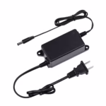 Adaptador 12V 1A Switching con Voltaje Regulado HikVision DS-2FA1201-DL(US): El Equipo Ideal para tus Cámaras de Seguridad, Adaptador Hikvision 12V 1A DS-2FA1201-DL con orejas de montaje en pared disponible en HD Multimedia PERU SAC